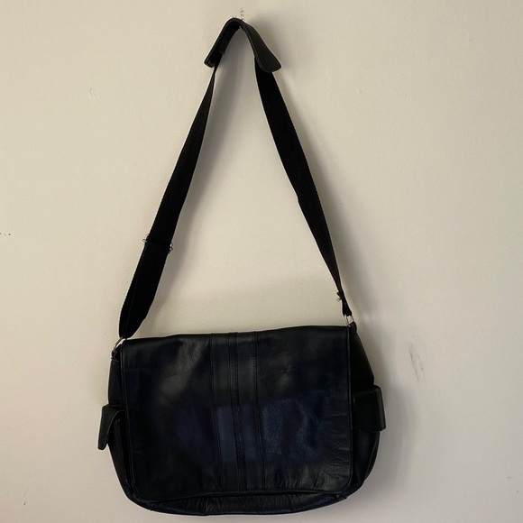 Wilsons Leather Black Messenger Bag - Picture 3 of 9